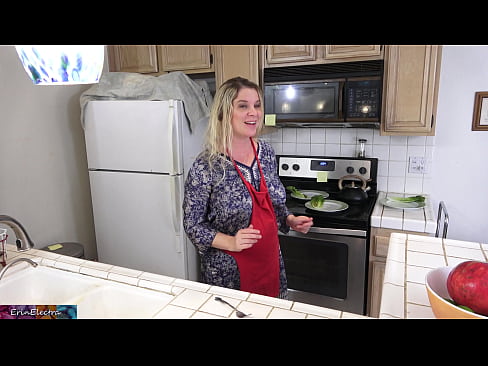 ❤️ Stepmom هن جي تاريخ کان اڳ باورچی خانه ۾ کيس کير پيارڻ ❤️  اسان وٽ